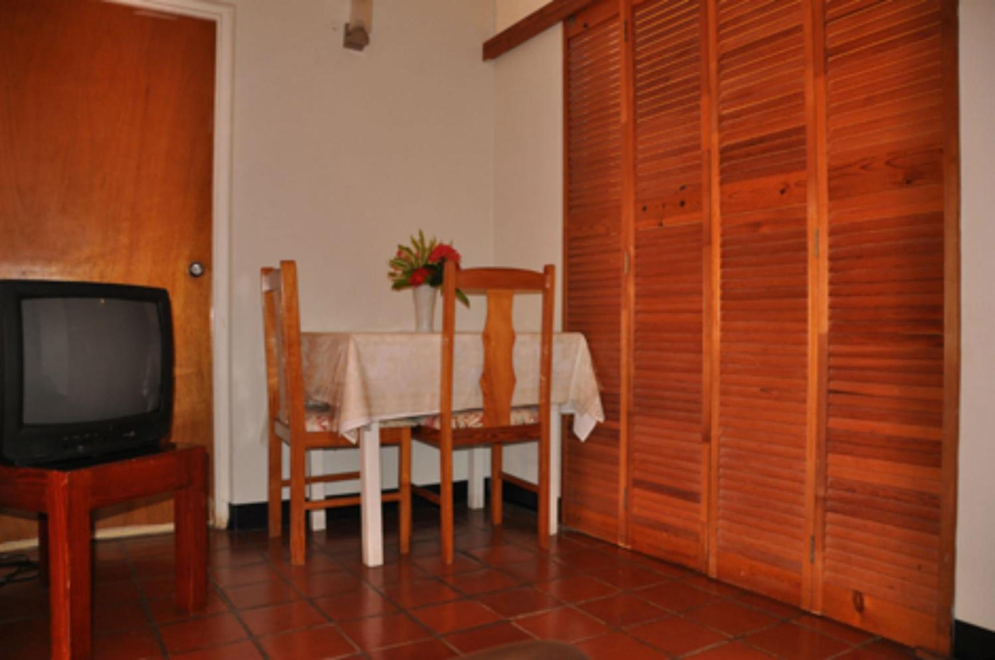Carib Blue Apartments Oistins Exterior foto